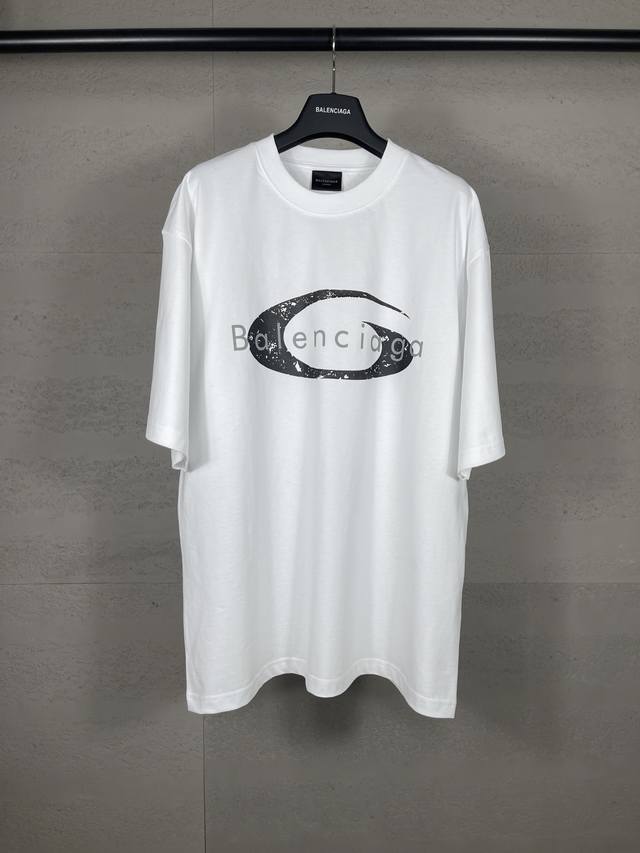 实拍图 顶级版本.官网品质 Balenci*Ga 巴黎.Ss25最新款，巴黎微标经典Logo艺术龟裂印花短袖T恤.砖柜同步.第一时间正品研制，欢印对比！面料采用