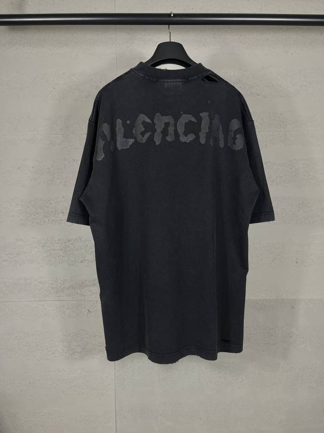 实拍图 顶级版本.官网品质 Balenci*Ga 巴黎.Ss25最新款 后背经典Logo拉浆印花洗水磨烂做旧短袖T恤.成衣洗水做旧 。砖柜同步.第一时间正品研制