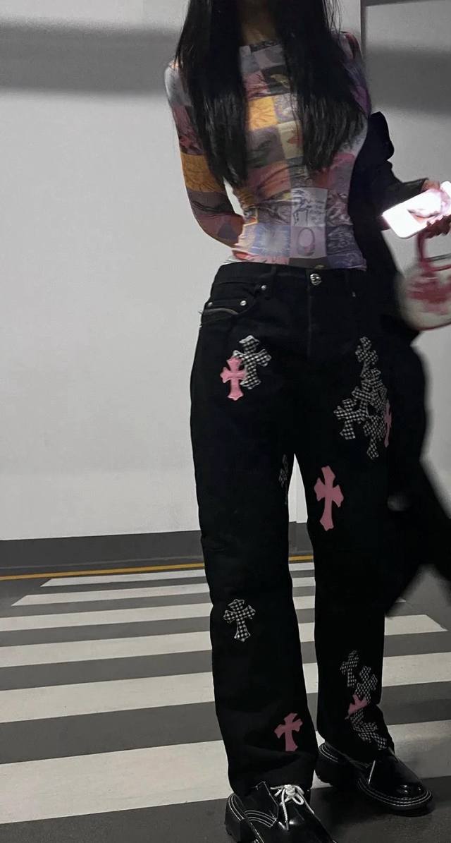 8037 Chrome Hearts 克罗心高端克罗限定火焰粉十字拼格直筒拼皮牛仔裤 真实还原Vintage极致质感 意产特种牛皮印花再切割 订制羊皮三层粗线帖
