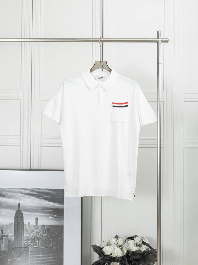口袋红白蓝针织 Polo 衫短袖 汤姆.布朗 25Ss 口袋红白蓝针织 Polo 衫 短袖 Zp 定制纱网针织面料 整体走线平直细腻，面料舒适柔软，颜色一致无色