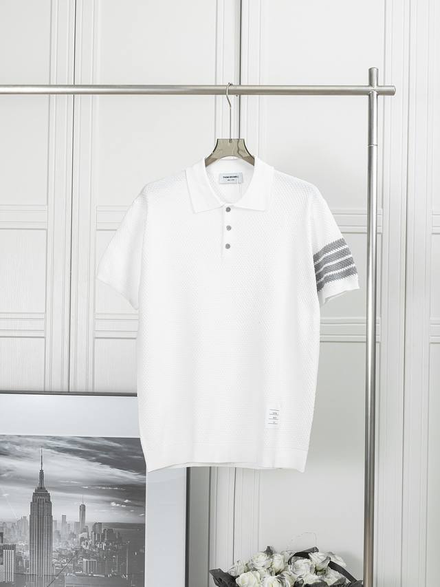 经典四杠针织 Polo 衫短袖 汤姆.布朗 25Ss 春夏新款经典四杠针织 Polo 短袖 Zp 定制网纱面料 整体走线平直细腻，面料舒适柔软，颜色一致无色差，