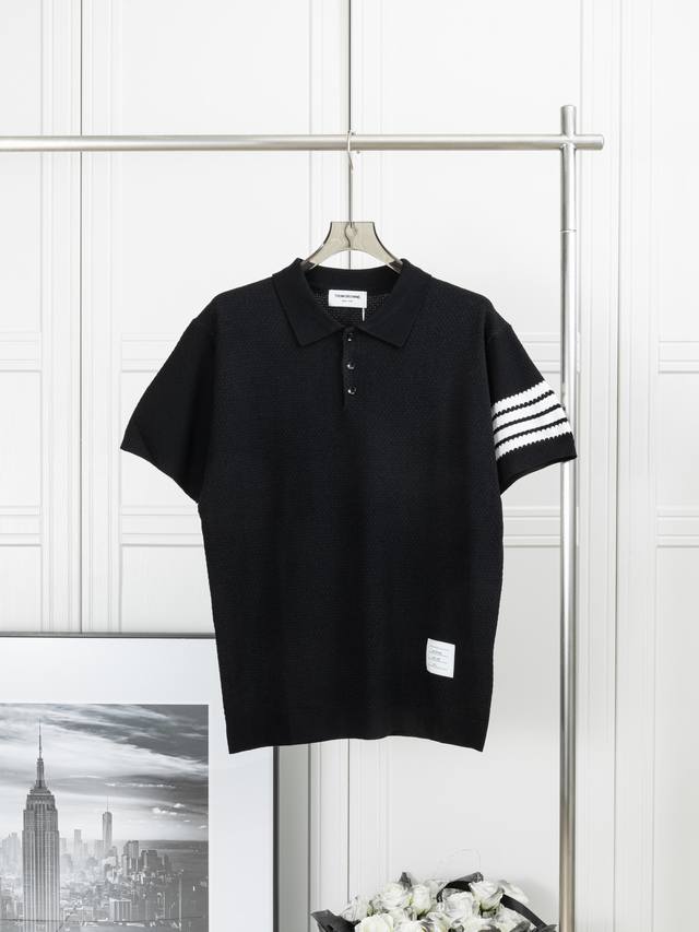 经典四杠针织 Polo 衫短袖 汤姆.布朗 25Ss 春夏新款经典四杠针织 Polo 短袖 Zp 定制网纱面料 整体走线平直细腻，面料舒适柔软，颜色一致无色差，