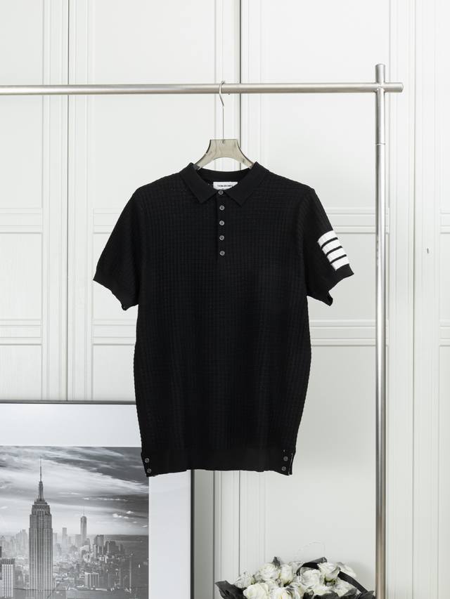 针织半四杠 Polo 衫短袖 汤姆.布朗 25Ss 春夏新款半四杠针织 Polo 衫短袖 Zp 定制网纱面料 整体走线平直细腻，面料舒适柔软，颜色一致无色差，能
