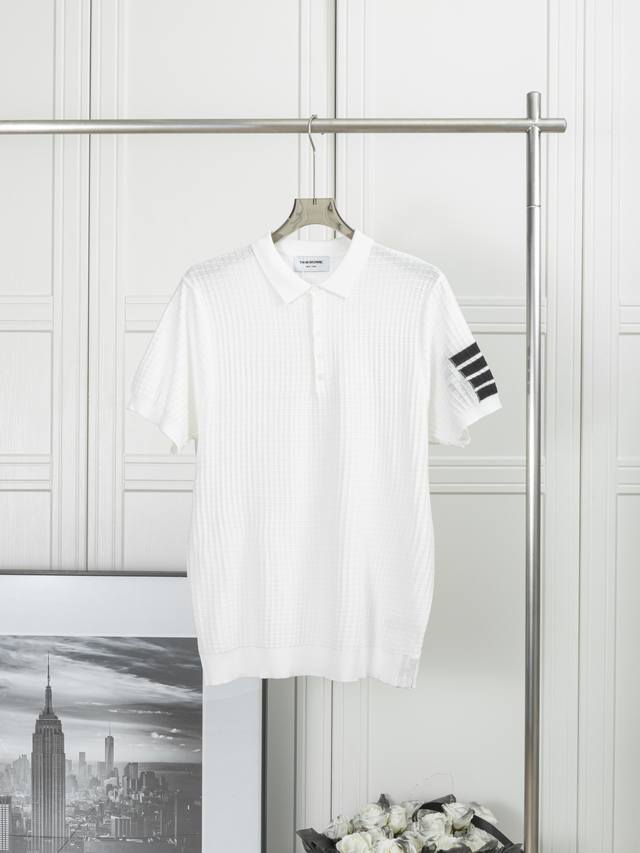 针织半四杠 Polo 衫短袖 汤姆.布朗 25Ss 春夏新款半四杠针织 Polo 衫短袖 Zp 定制网纱面料 整体走线平直细腻，面料舒适柔软，颜色一致无色差，能