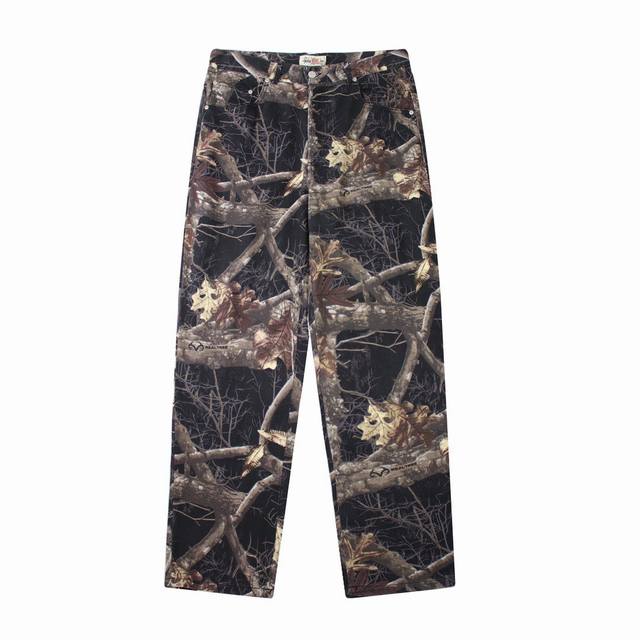 款号244 Stussy Fw23斯图西假日系列 满印迷彩枫叶树枝直筒牛仔工装裤 男女同款 StüSsy的作品深受冲浪文化和沙滩服饰的影响，并在之后成为了席卷全