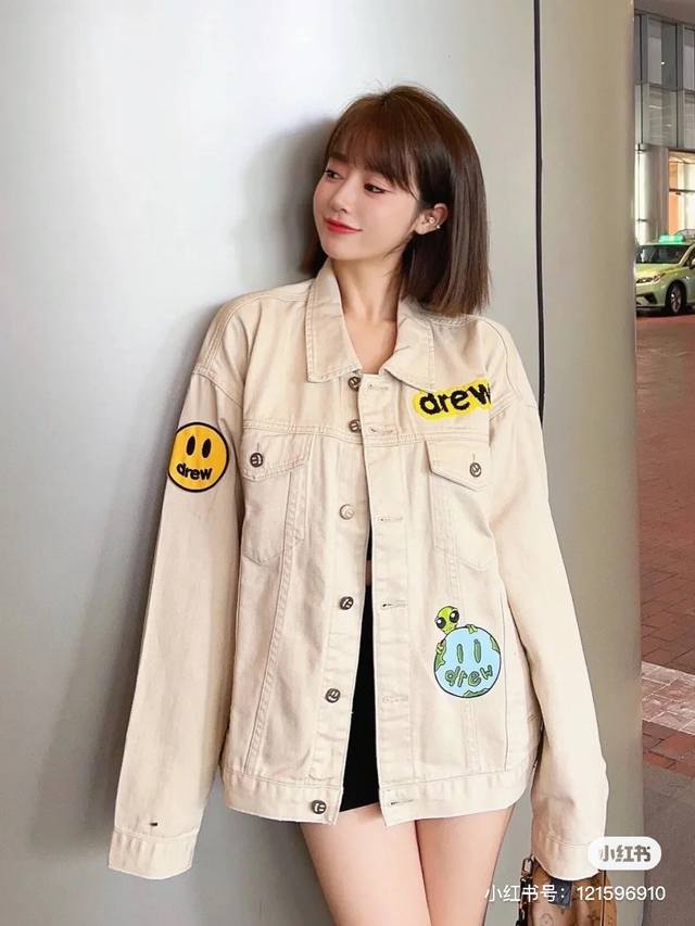 8017 Drew House 21Ss笑脸多元素外星人徽章拼绘插画牛仔夹克外套 Derw House年度力作也是今年为止做的最牛逼的牛仔外套，重度水洗工艺，暗