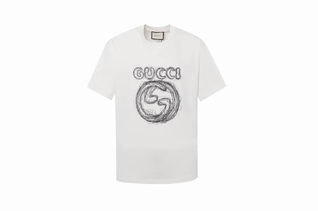 2432款 新款 高品质Gucci 古驰 曲线字母印花 Logo标识精致升级，灵感源自八十年代复古 原版面料 官方同款 短袖T恤 定制260 克同缸染面料 手感