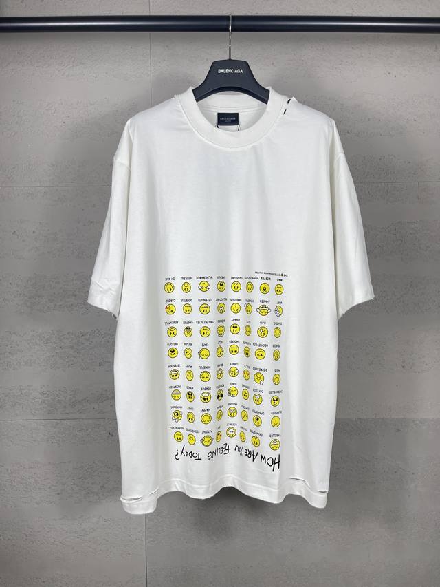 实拍图 顶级版本.官网品质 Balenci*Ga 巴黎.Ss25最新款笑脸集合印花洗水做旧磨烂短袖T恤.成衣多位做旧磨烂 。砖柜同步.第一时间正品研制，欢印对比