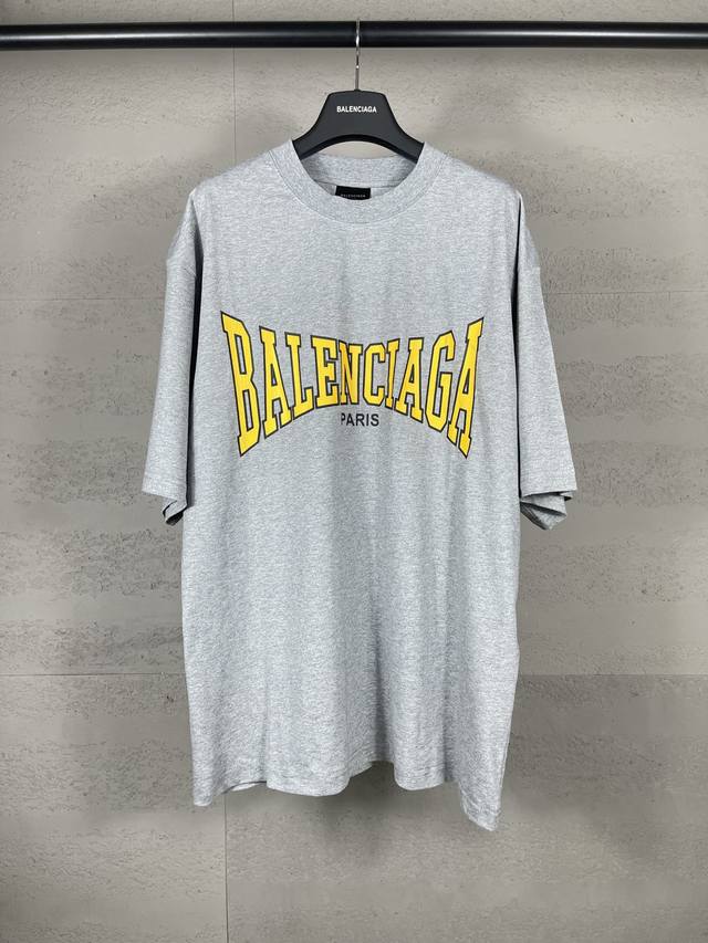 实拍图 顶级版本.官网品质 Balenci*Ga 巴黎.Ss25最新款，经典Logo艺术龟裂印花短袖T恤.砖柜同步.第一时间正品研制，欢印对比！面料采用巴黎Zp