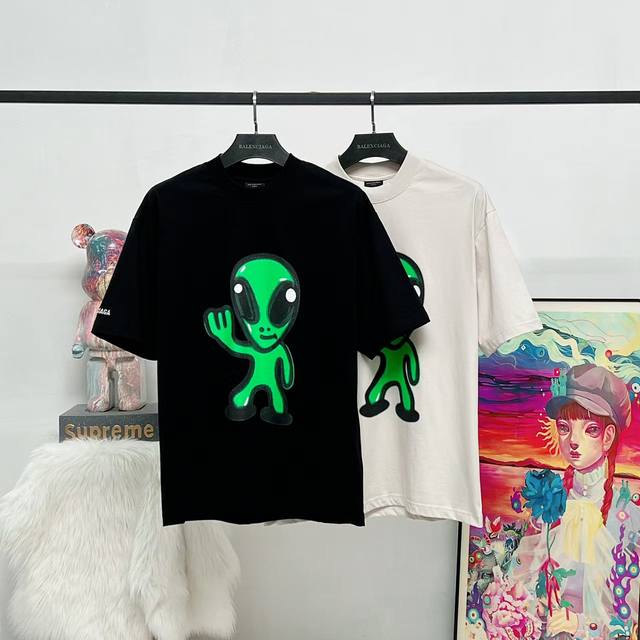 顶级版本 大货挂拍图 #巴黎25Ss外星人直喷印花加荧光+右袖绣花短袖# Balenci*Ga巴黎# 面料采用260G巴黎专用双纱*高克重1比1双纱罗纹 前后幅