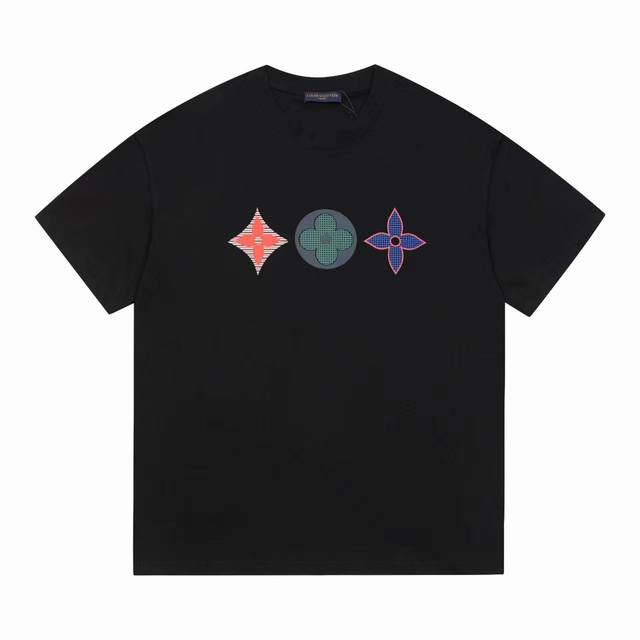 高品质Lv经典四叶草字母Logo圆领T恤，采用定制定染高克重原版面料，洗水完高达260G纯棉面料，1-1工艺制作，宽松Oversize版型，欧版大版型 男女同款
