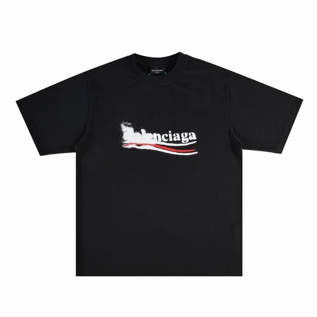 901 品名: Balenciaga 巴黎世家 新款模糊可乐泼墨印花圆领短袖T恤 款号： 尺码：S-Xl 版型宽松建议拍小一码 颜色：黑色 面料: 300克重磅