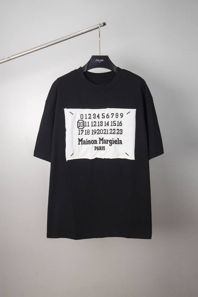款号2008# #高版本Maison Margiela马吉拉24年贴布数字日历刺绣短袖T恤 工艺：田岛刺绣+手工缝四角标 全套包装！定制260G重磅纯棉双纱面料