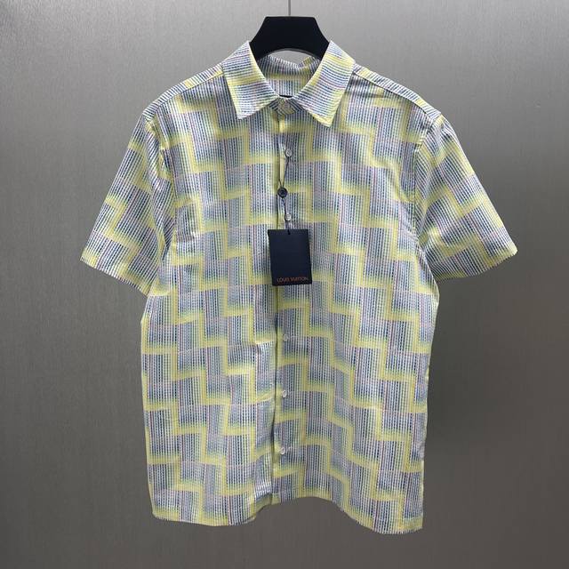 Lu 渐变字母短袖衬衫 Size : S-Xl 本款短袖牛津衬衫以渐变效果路易威登标识构筑全幅L Stairs 印花，手后部巧妙融入Margue Lvoiton