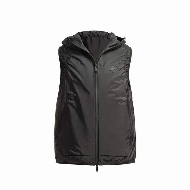 Moncler连帽反光印花马甲 面料选择: 采用20D超轻尼龙面料制成，经防污防水抗撕裂复合工艺处理，表面呈现独特的丝绸光泽触感，搭配尼龙衬里，形成0.7Kg超