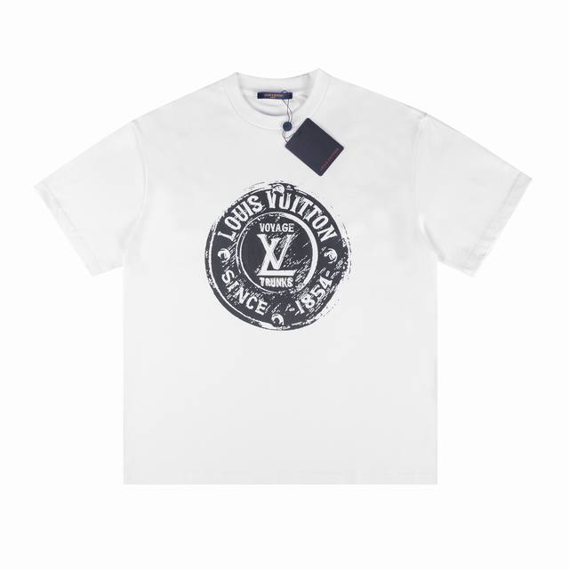 Lv 1854 黑色印章白色短袖T恤衫 本款T恤以柔软透气的棉质针织裁出休闲廓形。胸前印章点缀多样路易威登经典元素，涵盖品牌创始年份，歌颂品牌的旅行与制箱传承。