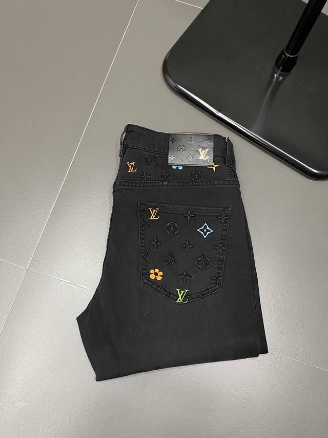 Louis Vuitton路易威登独家专供新款休闲牛仔裤 高端版本！专柜定制面料 透气舒适度高，细节无可挑剔，品牌元素设计理念，体现高品质。手感细腻柔软！呈现休