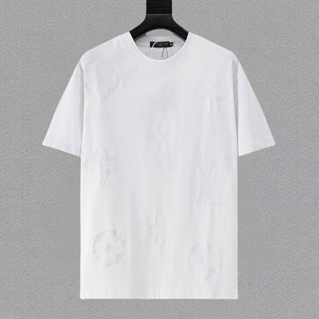 Lv路易威登25Ss新款短袖，最高版本重工艺经典刺绣Logo图案，高标准定制，上身非常有型，客供进口高档280克纯棉面料质感非常细腻，细节工艺精湛考究，塑造性极