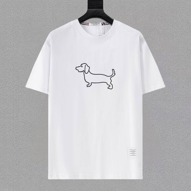 Thom Browne Tb 25Ss新款短袖，最高版本重工艺经典刺绣Logo图案，高标准定制，上身非常有型，客供进口高档280克纯棉面料质感非常细腻，细节工艺