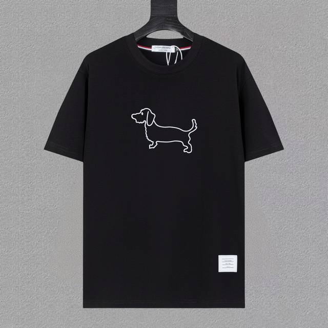 Thom Browne Tb 25Ss新款短袖，最高版本重工艺经典刺绣Logo图案，高标准定制，上身非常有型，客供进口高档280克纯棉面料质感非常细腻，细节工艺