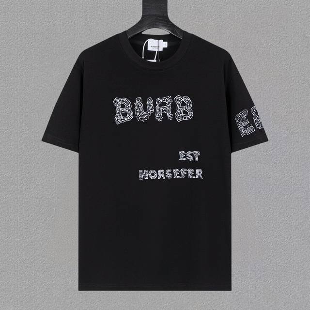 Burberry 巴宝莉 25Ss新款短袖，最高版本重工艺经典刺绣Logo图案，高标准定制，上身非常有型，客供进口高档280克纯棉面料质感非常细腻，细节工艺精湛