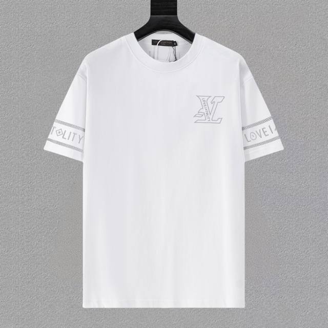 Lv路易威登25Ss新款短袖，最高版本重工艺经典刺绣Logo图案，高标准定制，上身非常有型，客供进口高档280克纯棉面料质感非常细腻，细节工艺精湛考究，塑造性极
