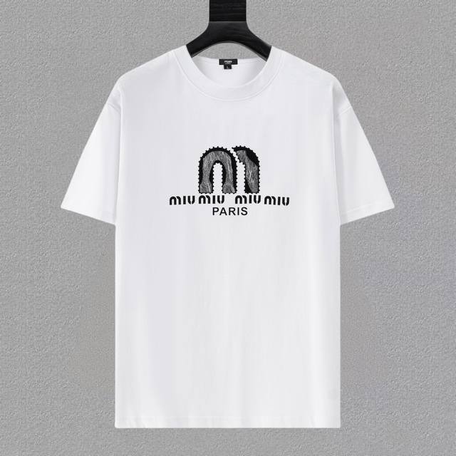 缪缪Miu Miu25Ss新款短袖，最高版本重工艺印花经典Logo图案，高标准定制，上身非常有型，客供进口高档280克纯棉面料质感非常细腻，细节工艺精湛考究，塑