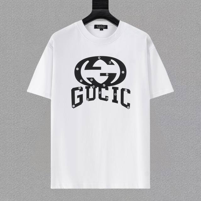 Gucci 古奇25Ss新款短袖，最高版本重工艺印花经典Logo图案，高标准定制，上身非常有型，客供进口高档280克纯棉面料质感非常细腻，细节工艺精湛考究，塑造