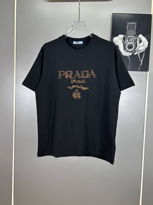 高端原版规格版本 普拉达 Prada重工刺绣Logo短袖T恤男女时尚同款 2025Ss新款纯棉双纱 定制面料采用威化布织法，超高端针织工艺，版型紧致立体，顺滑，