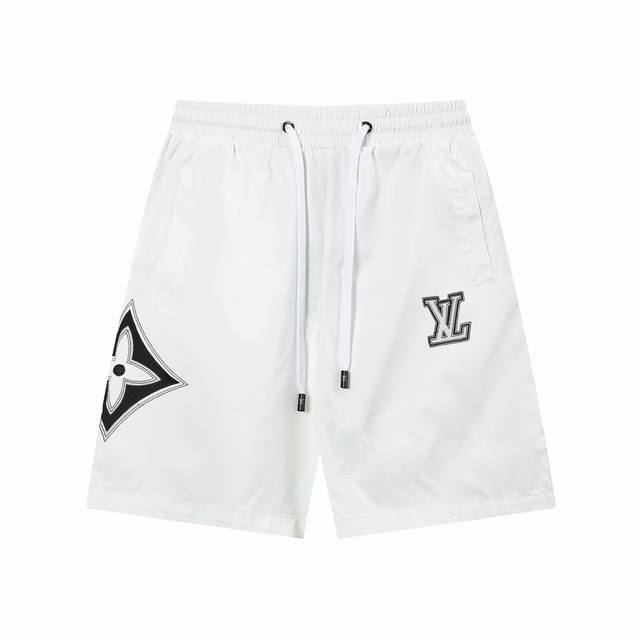 2025 Lv 路易威登 新款速干沙滩短裤，定制面料，工艺刺绣Logo。 版型紧致立体，直条纹拼接，定制裤绳五金质感强，顺滑，上身舒适透气，凹凸有型的立体感，时