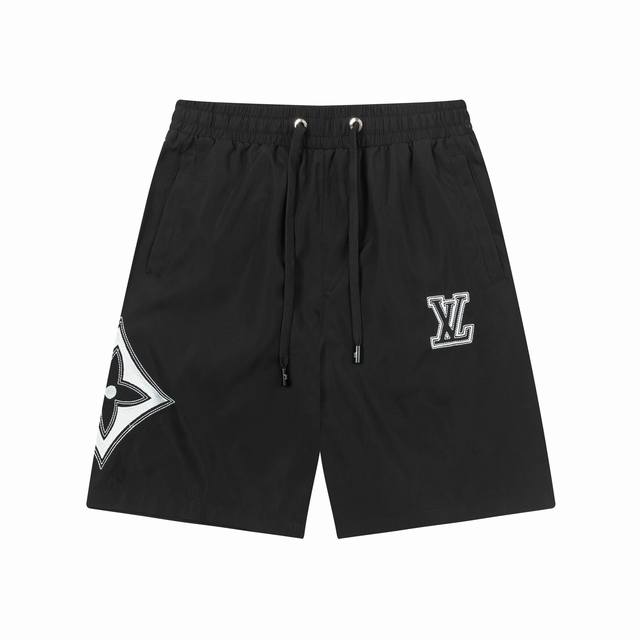 2025 Lv 路易威登 新款速干沙滩短裤，定制面料，工艺刺绣Logo。 版型紧致立体，直条纹拼接，定制裤绳五金质感强，顺滑，上身舒适透气，凹凸有型的立体感，时
