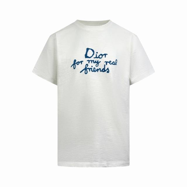 Dior 毛巾绣短袖 定制竹节纹雾织棉 质感十足 舒适贴肤 以纯净白底相碰静谧浅蓝 胸前利落的 Dior For My Real Friends 宣言以毛巾绣工