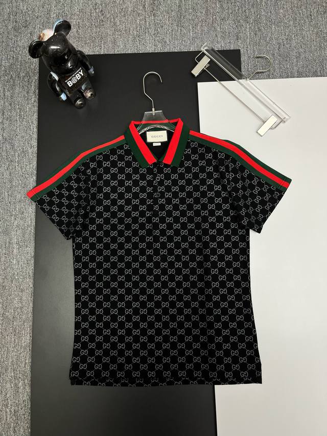 GuccⅠ 古驰 满印新款Polo衫 原版面料 原版订制辅料 官方同款 采用210克纯棉珠地面料，定制 同缸染面料 手感非常舒服爽滑 版型挺阔有型 一线品牌代工