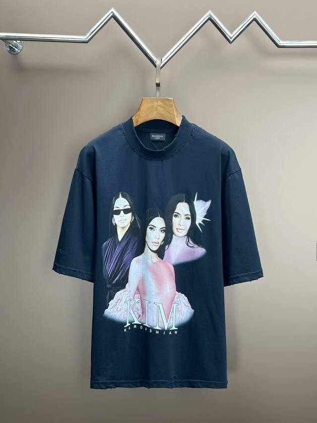高端品质 巴黎世家Balenciaga 原版高克重纱纯棉面料 重工艺绣花、印花，破洞，手感滑爽 L极度舒适体验 十足的高级感，都保持奢华高贵的特有的视觉质感.