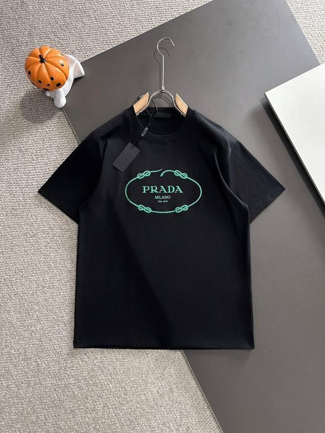 prada普拉达* 2025春夏款上新 原高版本 普拉达 年限定 面料采用280克高密度纯棉 不变形 不缩水 工艺介绍：双线走位 前幅采用百灵达进口高度精密刺绣