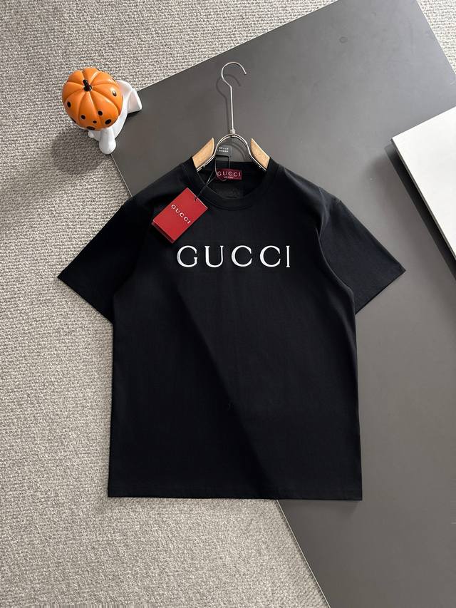 gucci古驰* 2025春夏款上新 原高版本 古驰 面料采用280克高密度纯棉 不变形 不缩水 工艺介绍：双线走位 百灵达进口高度精密刺绣 立体感饱满 颜色：