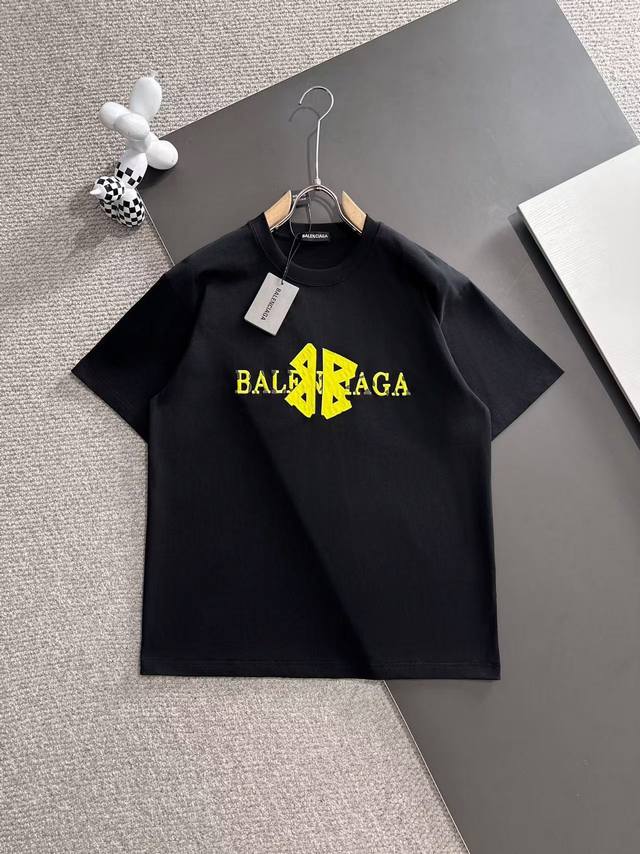 balenciaga* 2025春夏款上新 原高版本 巴黎世家 面料采用260克高密度纯棉 不变形 不缩水 工艺介绍：重工艺 贴布绣＋百灵达万针刺绣 高档简单百
