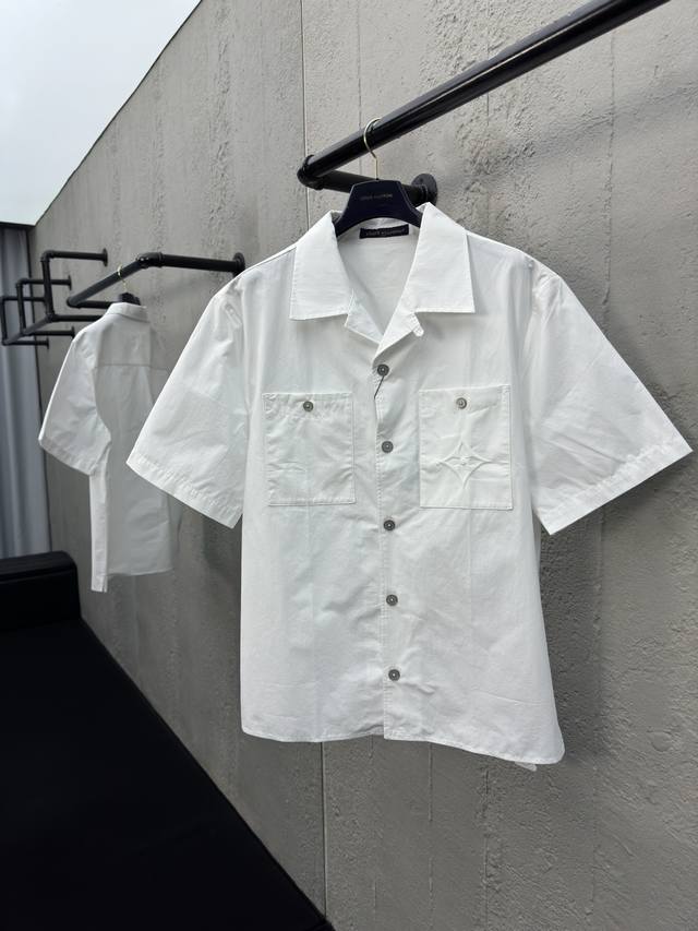Louisvuitton 单排扣压花短袖衬衫 工艺说明：面料采用40支双股纯棉平纹布，75D衬布，印花采用高温压花，布匹洗水，手工包缝，整体走线平直细腻，面料舒