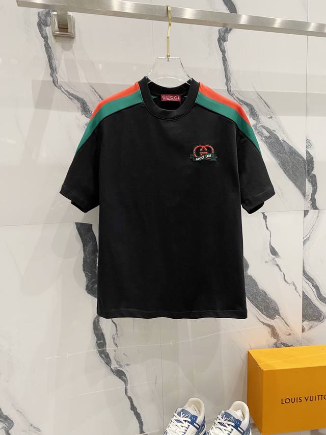 Gucci 古驰 320克圆领短袖T恤 红绿织带袖子拼接 刺绣1921字母Logo 官方同步 1:1原版开模 时尚个性 百搭潮流 纯原品质 原版洗水面料 吊牌