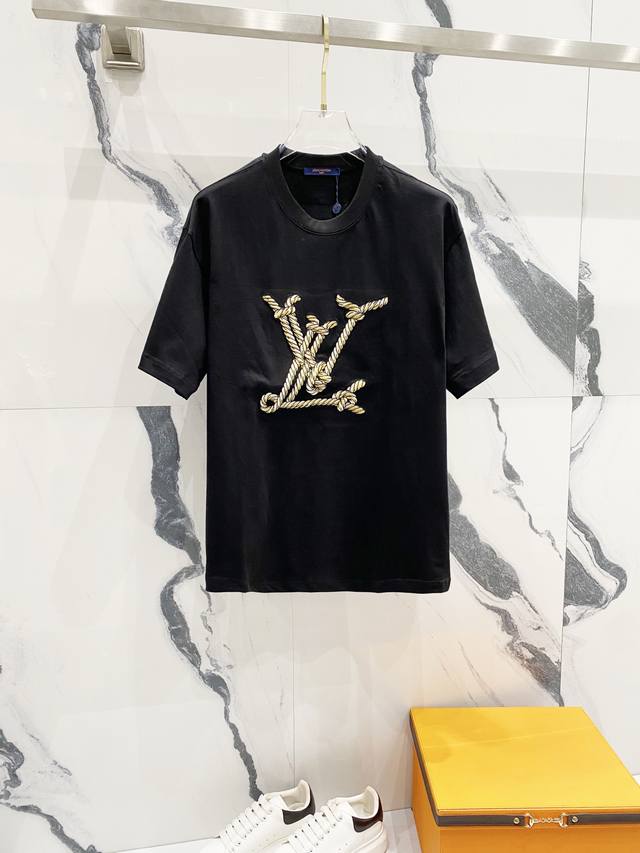 Louisvuitton路易威登320克圆领短袖T恤 经典品牌麻绳字母刺绣Logo大标设计 官方同步 1:1原版开模 时尚个性 百搭潮流 纯原品质 原版洗水面料