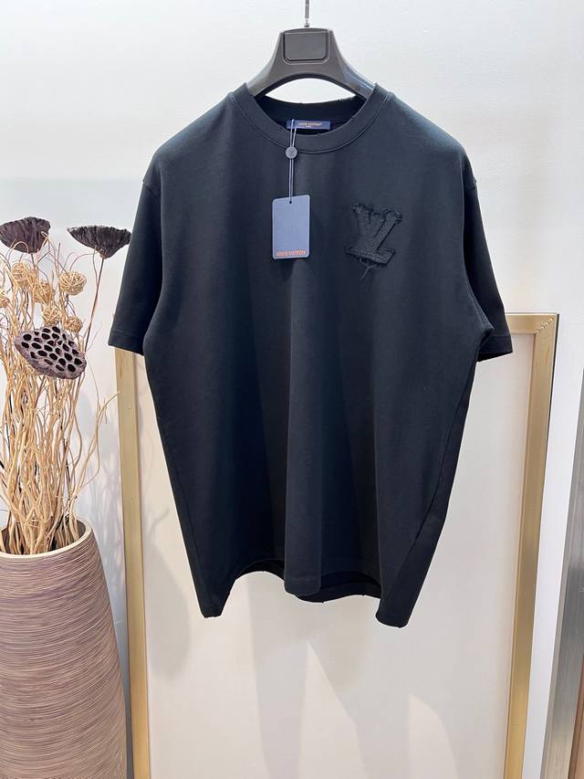 Size S M L Xl 黑白两色 男女同款 1V路易家2025Fw 贴布刺绣重磅纯棉 半袖T恤 后背新款品牌Logo棉质半袖T恤 本款棉质T 恤以当季色调传