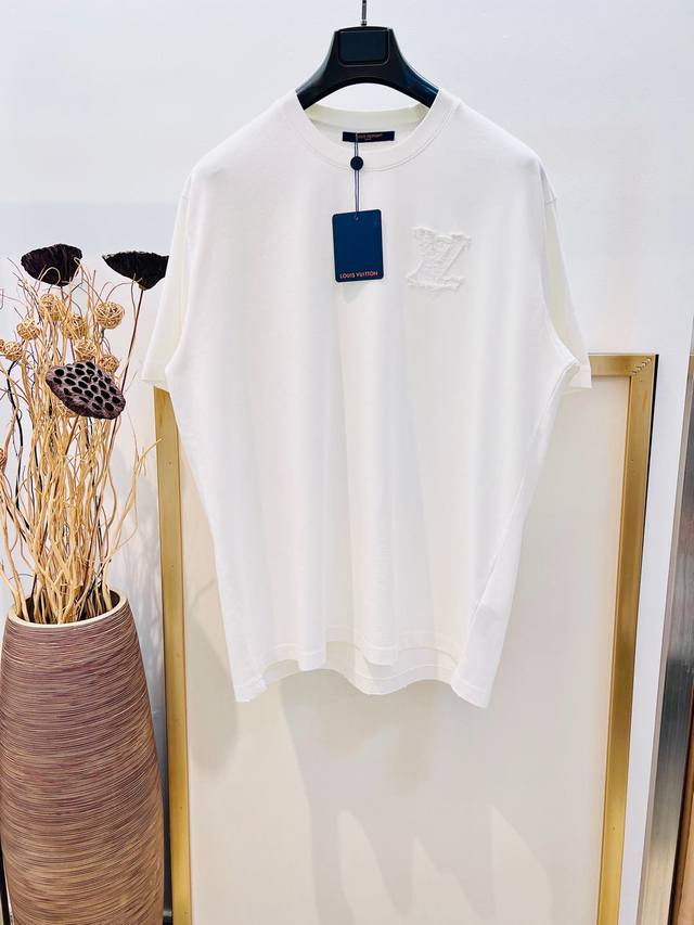 Size S M L Xl 黑白两色 男女同款 1V路易家2025Fw 贴布刺绣重磅纯棉 半袖T恤 后背新款品牌Logo棉质半袖T恤 本款棉质T 恤以当季色调传