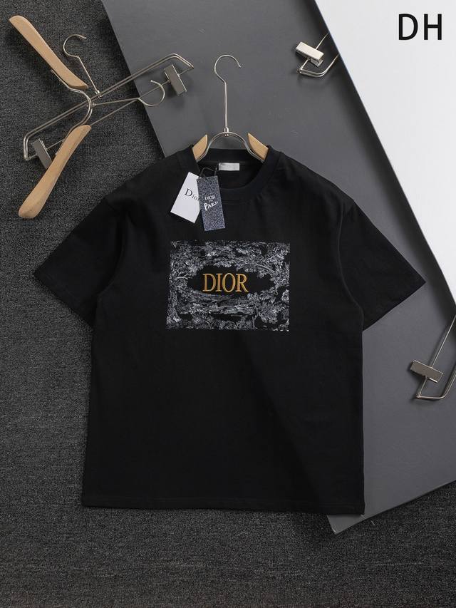 Dior 迪奥 Cd 微宽版版型 S-Xl Cd 25Ss 新品专柜热卖款 迪奥联合作款 胸前花卉字母刺绣Logo图案 作为奢侈界的龙头，D家可谓是当之无愧了，