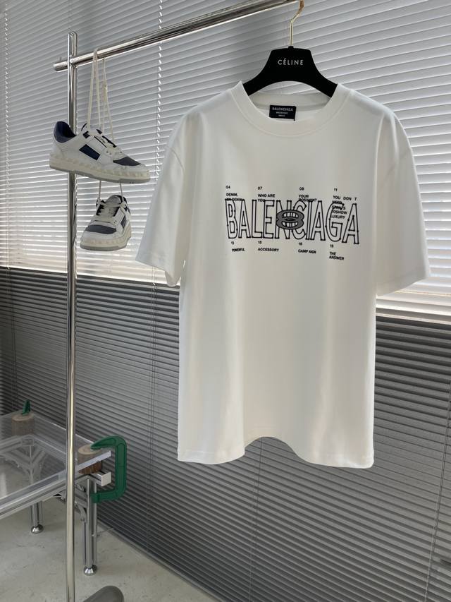 Balenciag 25Ss新款印花T 此款，采用高克重，洗水面料，300克 工艺复杂，采用厚版数字工艺，叠加 添加个性色彩搭配 十足的造型搭配和彩色形成鲜明对