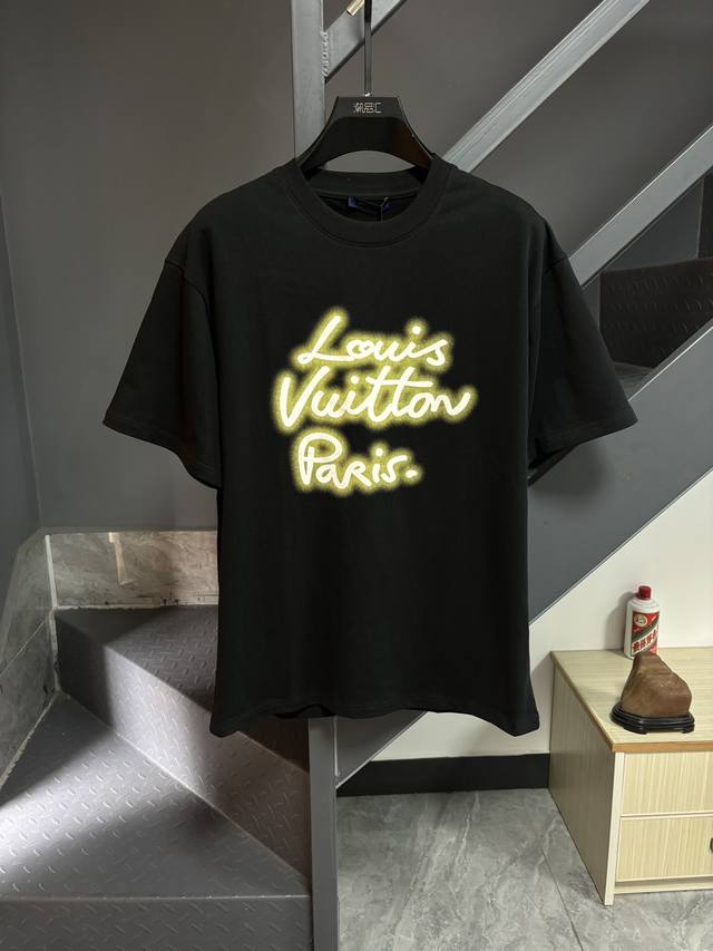 驴牌 珠印标识短袖T恤 280G定制纯棉面料活性棉 面料透气舒适易清洗 前幅撞色印花D大标识，采用珠印工艺让印花有凹凸感，以彩色Xiang条混搭勾勒出标识字母，
