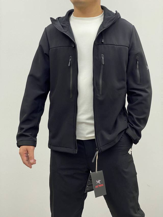始祖鸟 Arcterxy*25年春季新品鸟家同款Gore-Tex 防水透气软壳冲锋衣 特定最新科技面料，内里复合加绒，最新的设计！ 全身压胶拉链设计，再加上今年