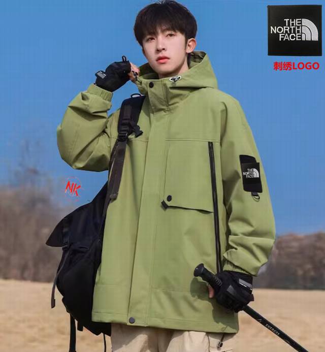 北面The North Face联名古驰Gucci海外限定全新系列连帽冲锋衣防风连帽夹克外套。 : 拼接风经典 诠释个性的涂鸦卡通潮流风格 街头风格的百搭实穿单