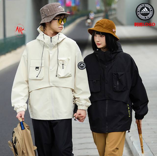 刺绣Logo 阿迪达斯Adidas联名卡通神偷奶爸小黄人系列，经典三条杠，海外秋季限定全新系列连帽冲锋衣防风连帽夹克外套。 : 拼接风经典 诠释个性的涂鸦卡通潮