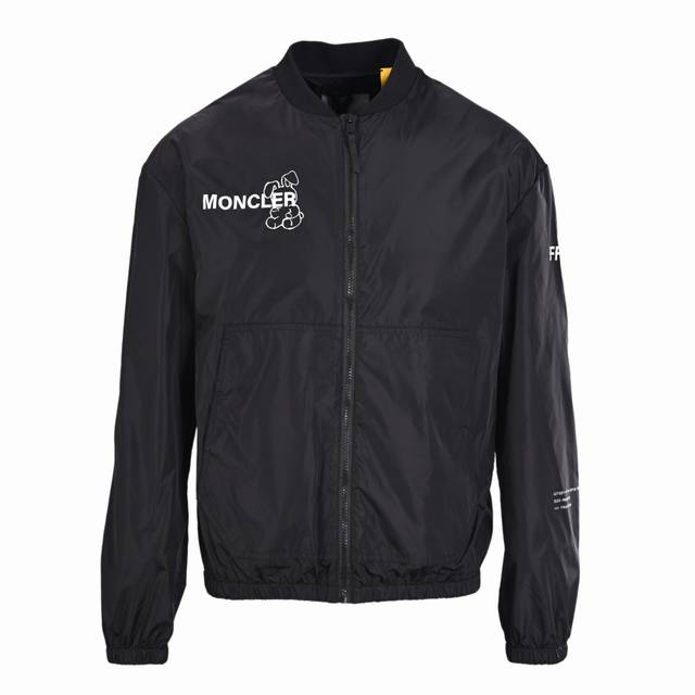 Moncler蒙口Mc 藤原浩联名兔子飞行员夹克外套 选用尼龙基材并涂层处理之后形成的涂层尼龙帆布面料，涂层能有效的阻挡水分渗透，使其具体良好的防水性，尼龙本身