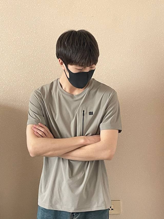 Kolonsport可隆三防面料速干T恤 官网同步-可隆常青树休闲户外男款 吸湿 冰感排汗速干短袖 这款圆领衫设计简约，后背带有排气孔，胸口口袋无痕压胶设计，适